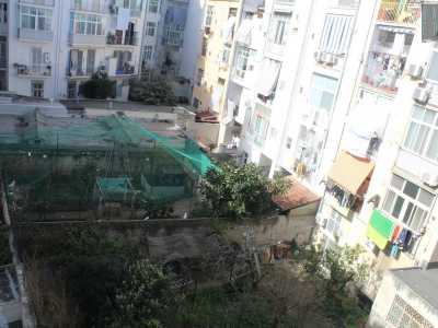 Dall�alto possiamo ammirare sia il giardino di Giuseppe che l�attigua voliera, circondata da una rete verde alta circa sei metri